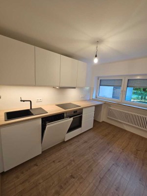 Neu sanierte 3-Zimmer-Hochparterre-Wohnung mit Balkon und Küche