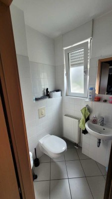 Diese Doppelhaushälfte wird mit Einbauküche und einem 5,50 m Schrank vermietet.