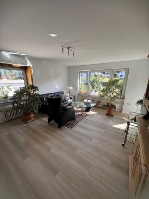 Hell, zentral, Südbalkon, neue Einbauküche und möbliert