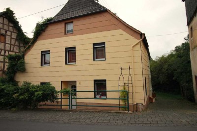 Hochwertig renoviertes 3-Fassaden-Haus in Wintrich