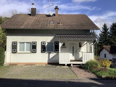 Freistehendes Einfamilienhaus in ruhiger Lage mit Garten.