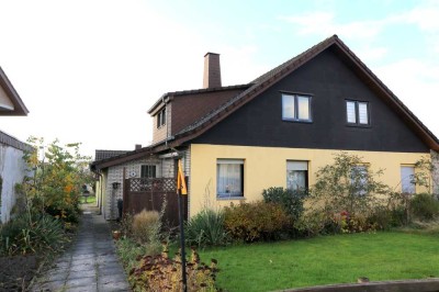 Tolle Doppelhaushälfte mit schönem Grundstück in verkehrsberuhigter Anwohnerstraße