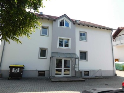 Nette 2,5 Zimmerwohnung im Dachgeschoß einer kleinen Wohnanlage in Wehringen.