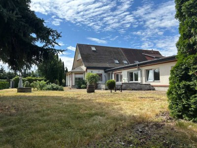 Doppelhaushälfte mit Potenzial , ELW, Terrasse, Balkon, 2 Garagen in Magdeburg/Puppendorf