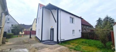 Saniertes Einfamilienhaus mit Garagen, Lagerhalle und einer ehemaligen Gaststätte als Hobby