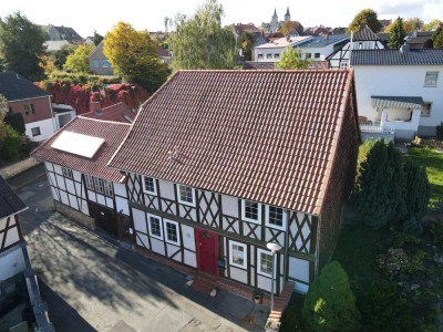 Historisches Fachwerkhaus mit Einliegerwohnung, Nebengebäude & großem Grundstück in zentraler Lag