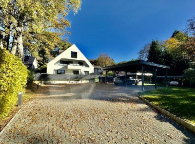 Moderne und helle Erdgeschosswohnung, mit schönem Sonnengrundstück und eigenem Carport!