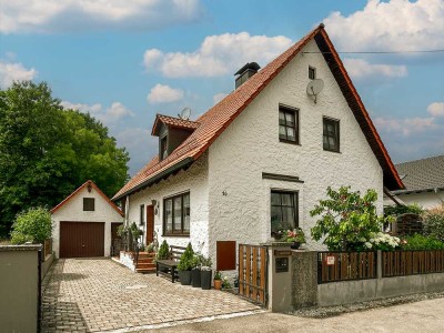 Gesucht und endlich gefunden: Herrliches 5 - Zimmer EFH mit Kachelofen, EBK, Terrasse und Garten