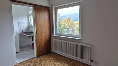 PROVISIONSFREI direkt vom Eigentümer! Perfekt eingeteilte 2-Zimmer-Wohnung mit traumhaftem Blick auf die Alpen und hervorragender Anbindung an Liechtenstein sowie die Schweiz. Die Wohnung ist nur 2 Minuten vom Grenzübergang Tisis / Schaanwald mit dem Auto