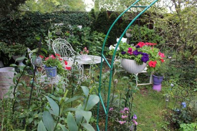 Heute kaufen, Miete kassieren- in 1 Jahr einziehen! ZFH  mit parkähnlichem Garten und Garage...