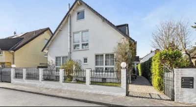 Helle 3-Zimmer Penthouse-Terrassen-Wohnung in weißer Villa