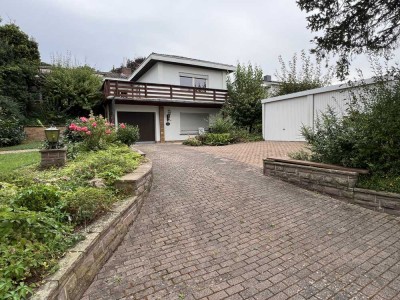 Einfamilienhaus mit Balkon und Garagen in bester Wohnlage von Alheim