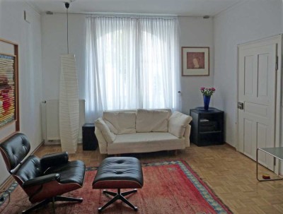 3-Zimmer-Hochparterre-Altbau-Wohnung mit Wintergarten und Balkon in Esslingen am Neckar