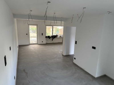 Erstbezug nach Kernsanierung! Doppelhaushälfte mit 5 Zi., 3 Bädern, Keller, Garage in Rodgau-NiederR