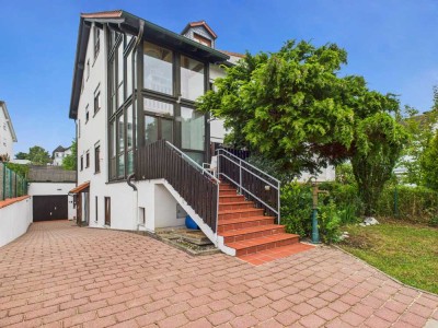 Helle Doppelhaushälfte mit Wintergarten und Einliegerwohnung in familienfreundlicher Lage