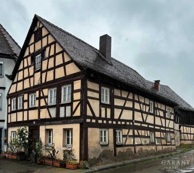 Fachwerk-Bauernhaus mit Scheune in Leutershausen bei Ansbach, Einzeldenkmal sucht Sanierer*in