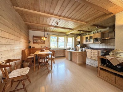 Große 3-Zi.-ETW mit Gäste-WC, 3 Balkonen, ausgebauten Kellerräumen, Gärtchen, eig. Garage u. Stpl.