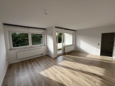 Große 3-Zi. Dachgeschosswohnung mit Balkon, EBK und Blick ins Grüne