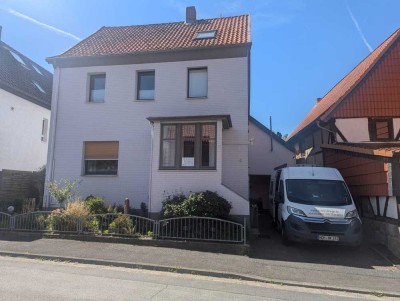 Schöne und modernisierte 2,5-Zimmer-Maisonette-Wohnung mit geh. Innenausstattung mit Balkon und EBK