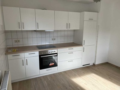 Frisch renovierte Dachgeschosswohnung mit zwei Räumen und EBK in Albstadt