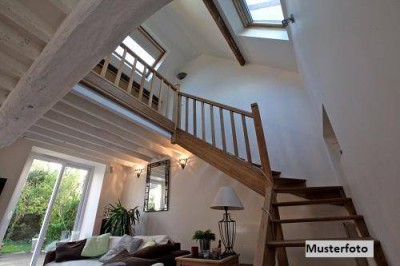 Villa mit Doppelgarage und Stall