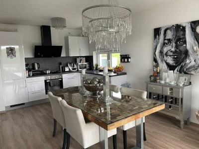 Neubau: 3-Zimmer-Wohnung mit Garten & Balkon, tollem Ausblick und EBK in Feldrandlage! A+