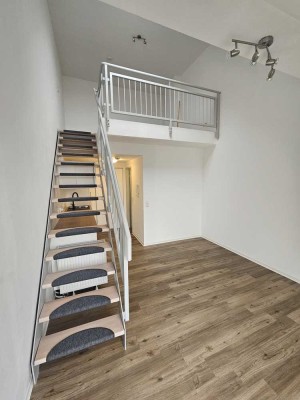 Helle 1 Zimmer Wohnung mit Blick vom Balkon ins Leinetal, neu renoviert