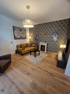 Vollmöblierte und generalsanierte Altbauwohnung mit Balkon und Aufzug