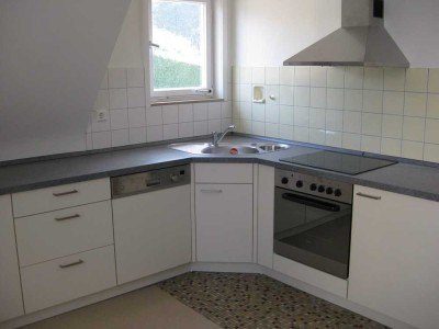Helle 3-Zimmer-DG-Wohnung mit Balkon und Einbauküche in ruhiger Lage