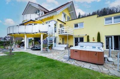 Traumhafte Villa mit drei erstklassigen Wohneinheiten, Saunen, Außenpool, Whirlpool und PV-Anlage.