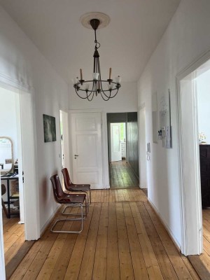 Altbauflair - Etagenwohnung mit 2,9 m hohen Decke und weitläufigen Garten