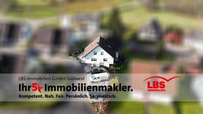 Charmantes Ein-/Zweifamilienhaus mit Balkon, Terrasse und Sauna in idyllischer Umgebung.