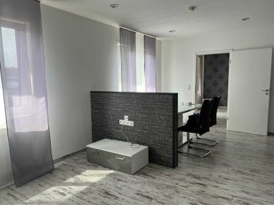 Schicke, top renovierte, teilmöblierte 2 Zimmer - Wohnung mit Garage und Gartenmitbenutzung