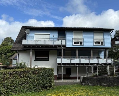 Großzügiges Zweifamilienhaus in ruhiger Lage mit Garten und Garage