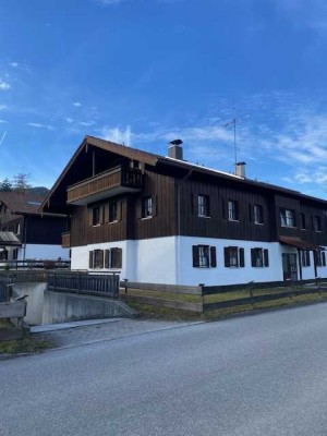 Exklusive, sanierte 2-Zimmer-Dachgeschosswohnung mit Balkon und EBK in Brannenburg