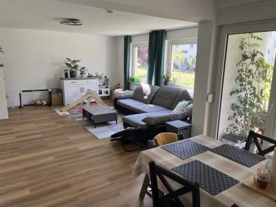 Lichtdurchflutete 3-Zimmer-Wohnung mit neuer Einbauküche im Hochparterre in Bovenden (Ortskern).