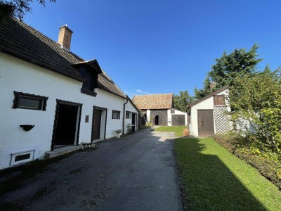 ALTES WOHNHAUS MIT WUNDERSCHÖNEM INNENHOF UND GROSSEM GARTEN -- 1.315 m²!