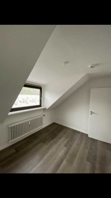 Schöne 2-Zimmer-DG-Wohnung in Mönchengladbach Giesenkirchen mit Garagenstellplatz Frisch renoviert