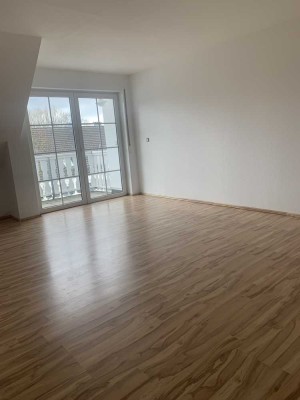 Helle 3-Zimmer-Dachgeschosswohnung mit Balkon und Garage in Gummersbach