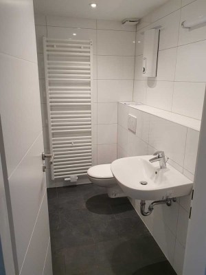 Modernisiert! Schön geschnittene 2 Zimmer EG-Wohnung mit großem Balkon an 2 Seiten