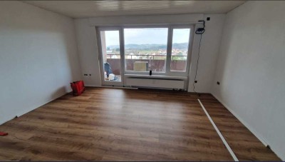 Frisch renovierte 1-Zimmer Wohnung mit tollem Blick über Steinen