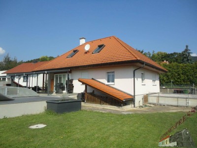 Tolles Einfamilienhaus mit großem Pool (ca. 32m²), ausbaubarem Dachgeschoß und Doppelgarage wartet auf Sie!