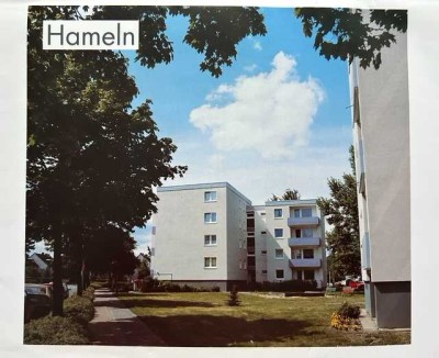 Modernisierte und helle 3-Zimmer-Wohnung mit Balkon und Einbauküche in gepflegtem Mehrfamilienhaus