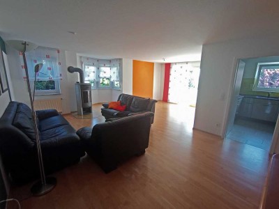 Helle und moderne 5,5 Zimmer Wohnung mit 2 Balkonen und Kaminofen für Ihren Wohntraum!