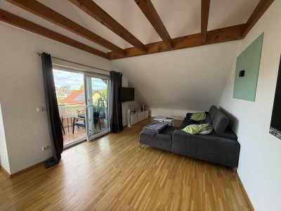 Helle 2,5-Zimmer-Wohnung mit besonderem Wohnflair und zwei Stellplätzen
