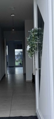Freundliche und neuwertige 4-Zimmer-Doppelhaushälfte mit geh. Innenausstattung und EBK