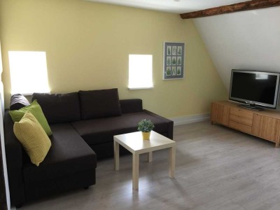 Voll möblierte schöne helle Dachgeschosswohnung in vollsaniertem Altbau