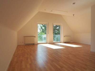 Helles Dachstudio mit EBK, Laminatboden und kleinem Balkon in ruhiger Wohnlage am Erlenbach