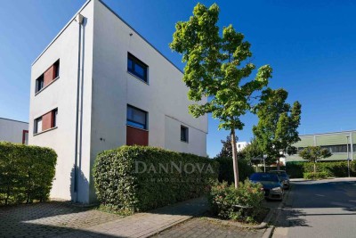 Möblierte Penthouse-Wohnung mit Skyline-Blick – Sonnige Dachterrasse & großes privates Kellerabteil