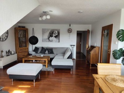 Schöne 2-Zimmer-DG-Wohnung mit Einbauküche in Merzenich